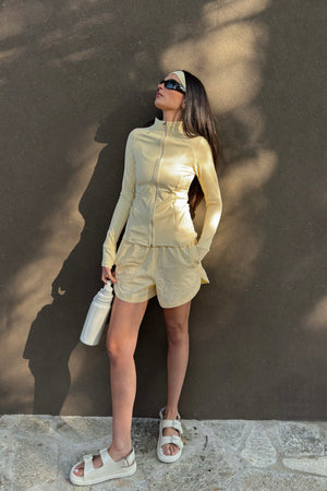 CASACO AMARELO COM RECORTES