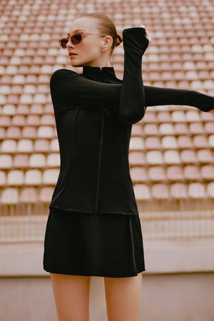 CASACO PRETO COM RECORTES